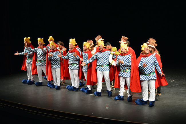 Divertida noche de fiesta y compadreo con el Carnaval de Verano en el Maestro Padilla