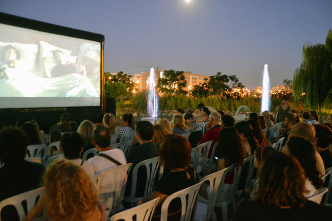 El cine de verano llena el Parque de las Familias con películas a cielo abierto