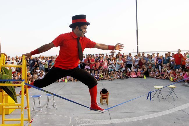 Circoloco Teatro ofrecerá dos pases de ‘En La Cuerda Floja’, mañana miércoles en El Toyo y el jueves en la Plaza de los Periodistas