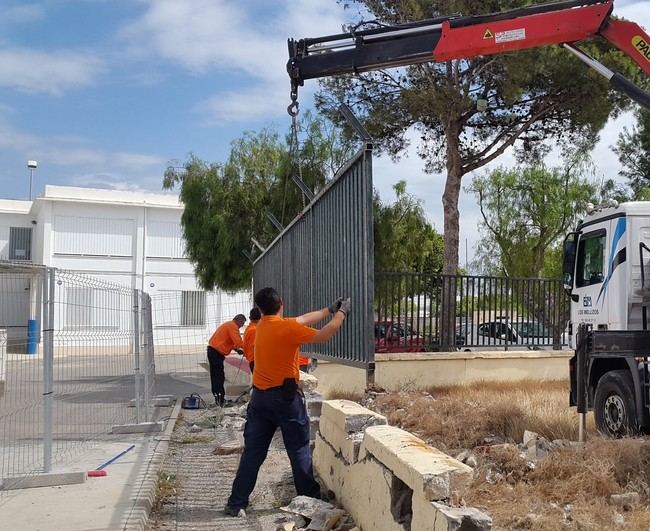 El Ayuntamiento intensifica durante los meses estivales las labores de mantenimiento en los centros escolares del municipio