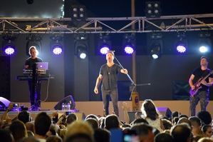 Cabo de Gata se convierte en una gran pista de baile con el concierto de OBK