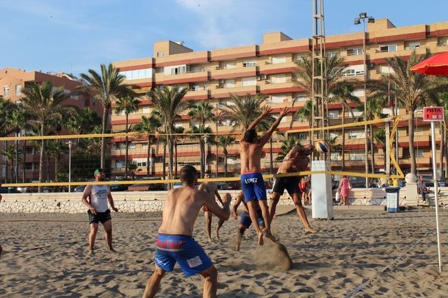 Más de 85 jugadores compiten en el primer torneo ‘Mintonette Almería Voley Playa’