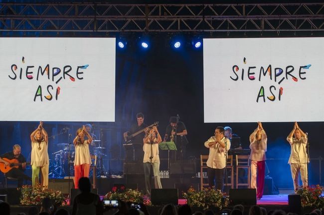 ‘Siempre Así’ saca a bailar a los almerienses en su concierto en el Parque de las Almadrabillas