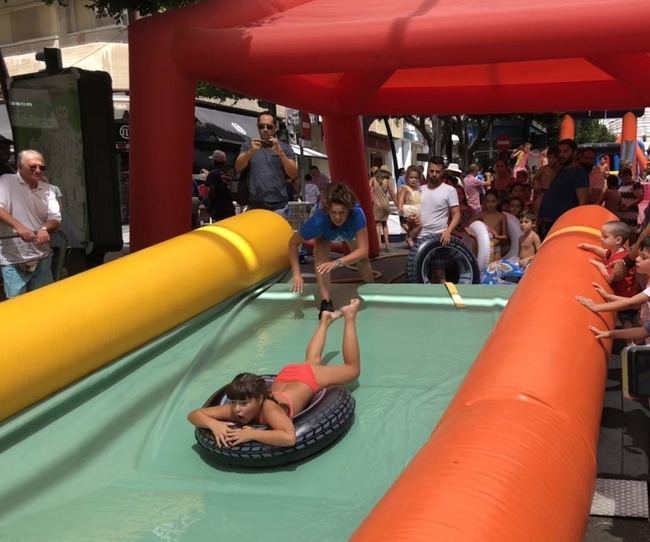 El tramo infantil del Paseo, una refrescante dosis de diversión diaria con hinchables acuáticos