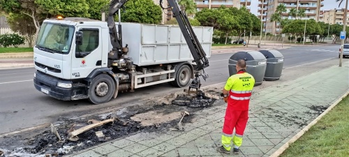 Los Bomberos rescatan al conductor de un vehículo accidentado en Las Amoladeras