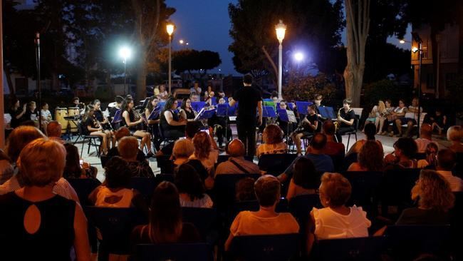 La Banda Escuela Ortiz de Villajos lleva su música a los Jardines de Heredia