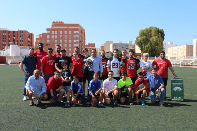 Primer contacto de los más pequeños con el fútbol americano durante la Feria