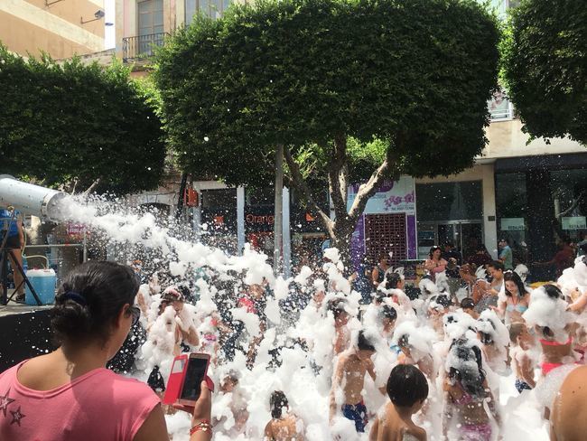 Divertido baño de espuma en plena Feria del Mediodía