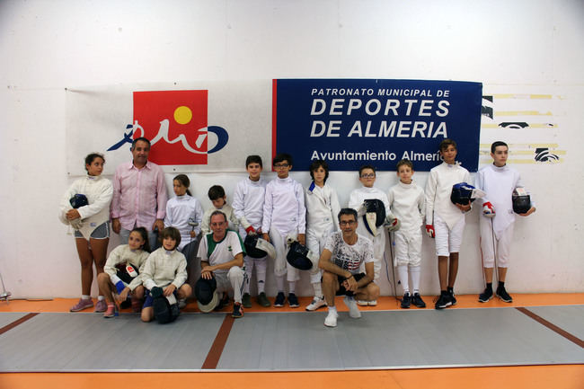 Los niños practican deporte a toque de espada en el I Torneo de Esgrima de Feria