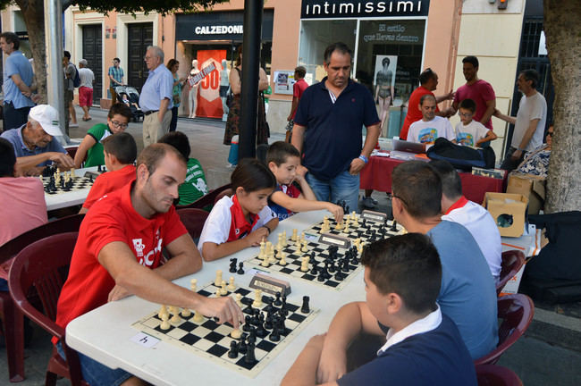 El ajedrez se suma a los juegos e hinchables en la Feria del Mediodía Infantil