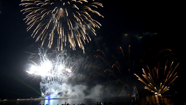 Ovación para el espectáculo de luz y sonido de los fuegos artificiales que cerraron la Feria de Almería