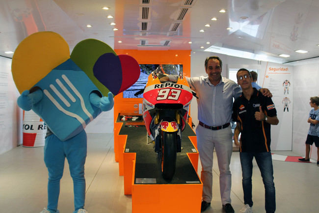 Juanjo Segura visita la exposición de Repsol sobre deportes y motor