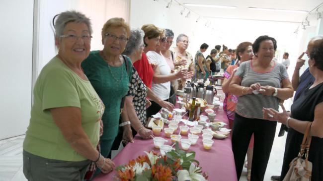 Un desayuno, radio y juegos en la III Semana de los Mayores de Adra