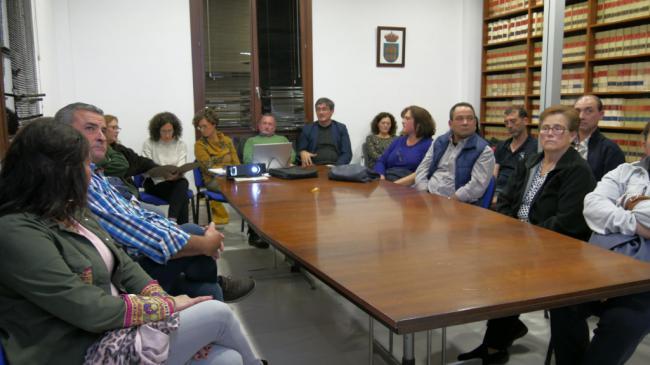 Los comerciantes de Adra conocen los avances en el proyecto del Mercado Central