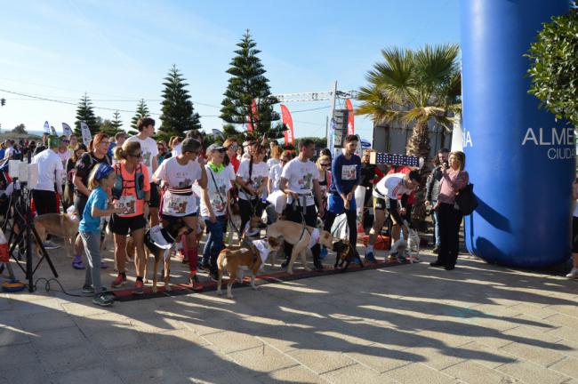 Más de 150 personas corren con sus perros para promocionar las adopciones en el Centro Zoosanitario