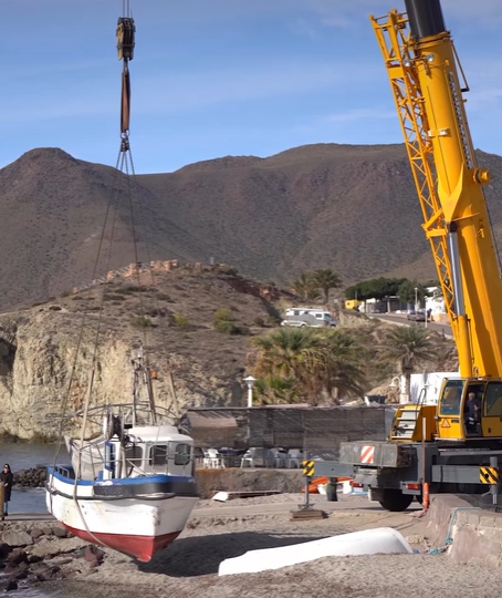 El Ayuntamiento de Níjar retira dos barcos con riesgo medioambiental en Cabo de Gata