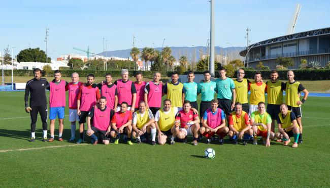 Políticos, veteranos y periodistas echan el tradicional partido navideño de fútbol