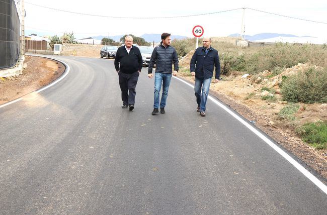 Culminan las obras de asfaltado y modernización del camino del Llano al Camping (C-124)