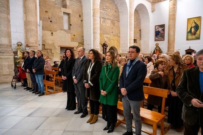 La alcaldesa de Almería participa en la misa y procesión de San Antón en el Casco Histórico