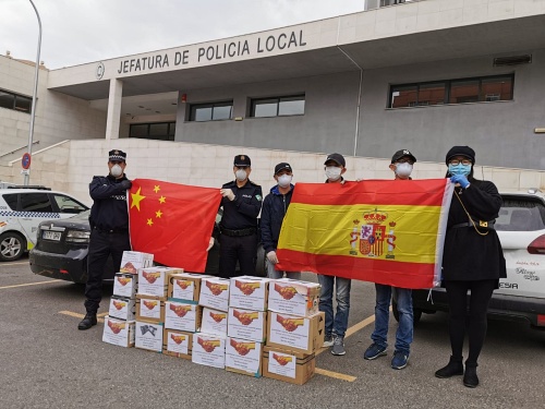 Los chinos de Almería donan guantes y mascarillas contra el #COVID19