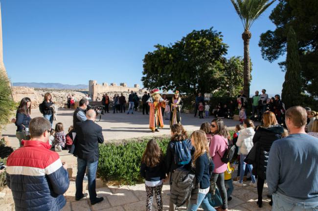 El Rey Gaspar comparte con los niños una alegre visita por la Alcazaba