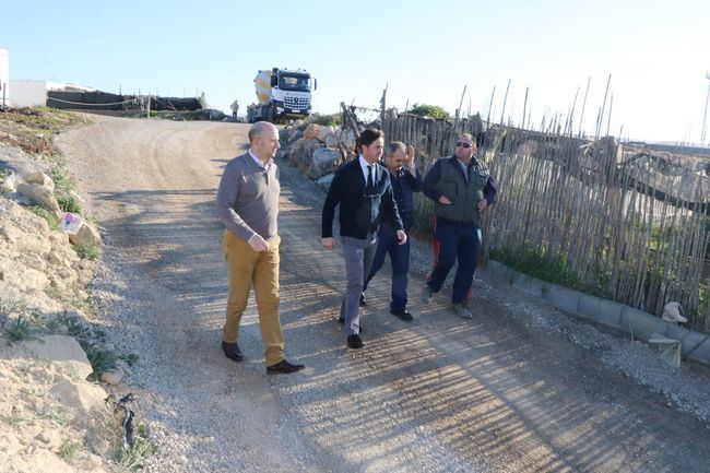 El Ayuntamiento pavimenta el camino del Cementerio de Balerma