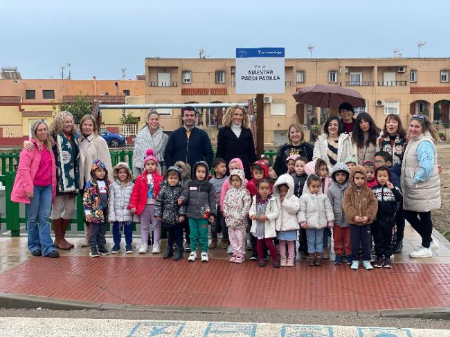 El parque infantil de Pujaire ya luce el nombre ‘Maestra Paqui Padilla’