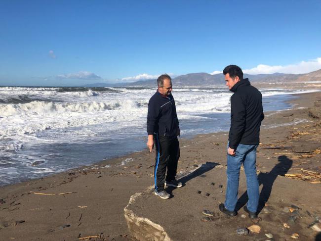 El alcalde de El Ejido comprueba el estado de la Playa de Balerma