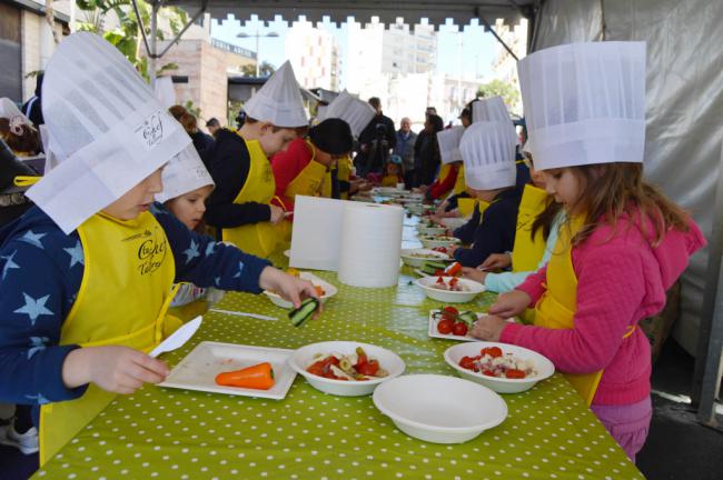 Los niños viven ‘Almería 2019’ con talleres de cocina, hinchables, pasacalles y música