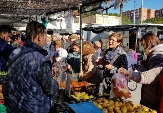 Campaña del PSOE en los mercadillos contra el alcalde de Almería