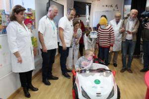 Niños en minicoche eléctrico por los pasillos de Torrecárdenas