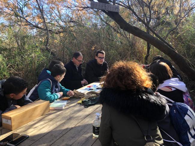 Jóvenes del IES Gaviota conocen la riqueza natural de Las Albuferas de Adra