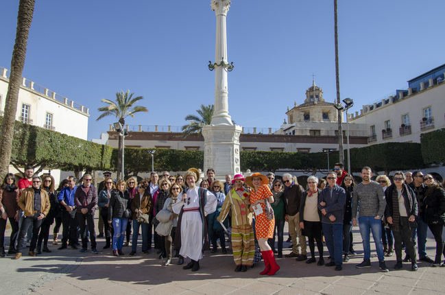 Los turistas se enamoran de Almería en una visita teatralizada por San Valentín