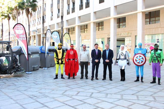 ‘Los SúperRecicladores’ animan a los ciudadanos a colaborar a mantener limpio El Ejido