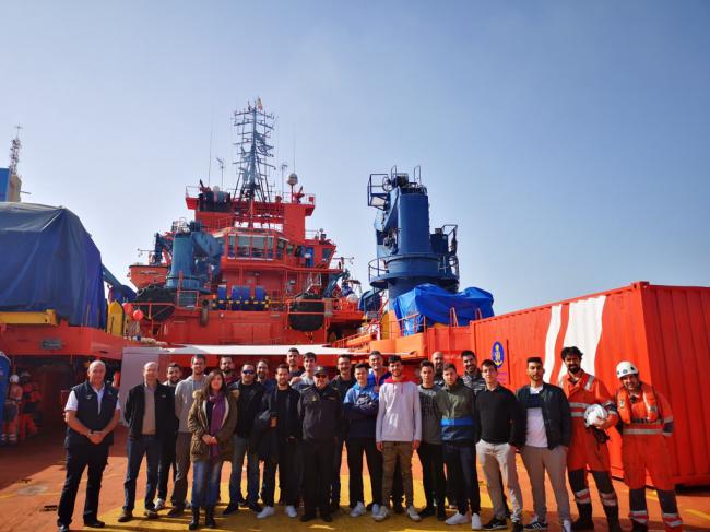 Alumnos del instituto ‘Galileo’ visitan el buque de Salvamento Marítimo ‘Clara Campoamor’