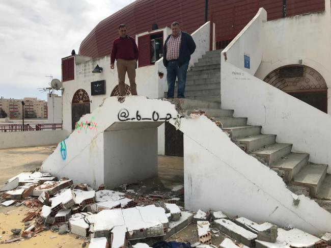 El PSOE de Roquetas critica el estado de la Plaza de Toros