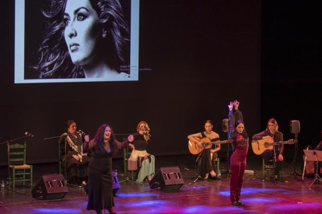 El público se rinde a una noche de flamenco con nombre de mujer