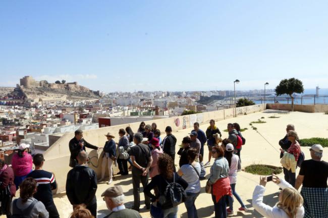 Medio centenar de turistas descubren la autenticidad de La Chanca en una visita guiada