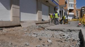 Ayuntamiento de Adra efectúa obras de ampliación de acerado en la Avenida del Mediterráneo