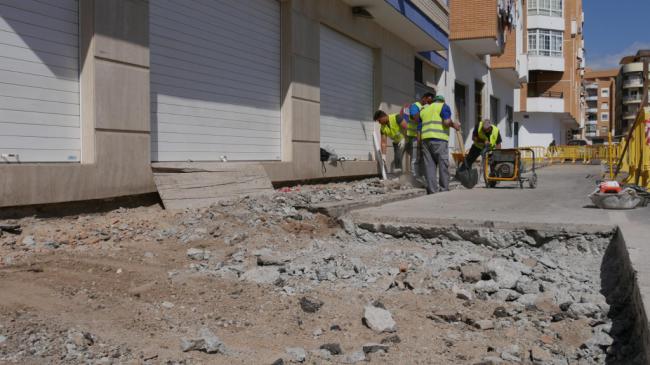 Ayuntamiento de Adra efectúa obras de ampliación de acerado en la Avenida del Mediterráneo