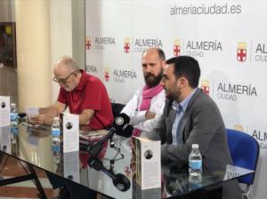 Javier Gilabert regala su desbordante capacidad poética en el libro ‘En los estantes’