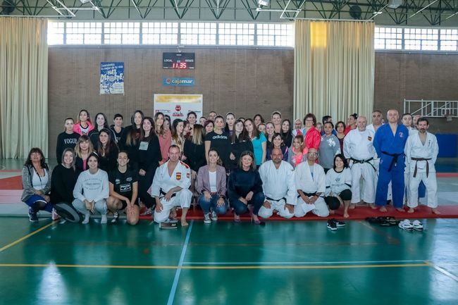 El Pabellón de Santa María del Águila acoge un curso de defensa personal para mujeres