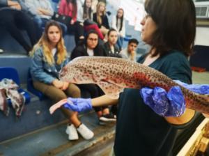 Estudiantes del Instituto Alborán conocen el Puerto y la Lonja del Pescado