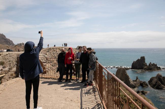 Un total de 50 turistas conocen la belleza natural de Cabo de Gata en una visita guiada