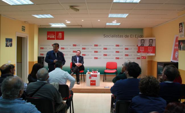 El candidato del PSOE al Senado habla de Memoria Histórica en El Ejido