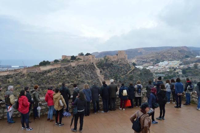 Los turistas contemplan la belleza de Almería desde el mirador del Cerro de San Cristóbal