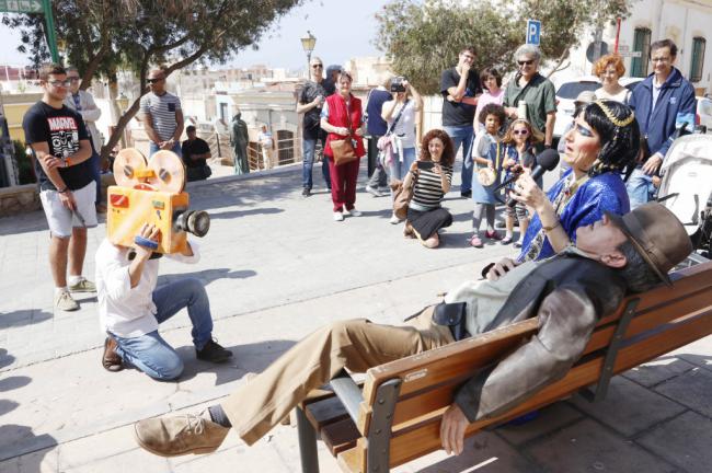 Los turistas protagonizan la visita teatralizada por una Almería de cine