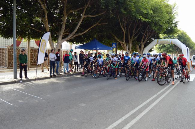 Almería vive la espectacularidad del ciclismo de velocidad con el IV Critérium