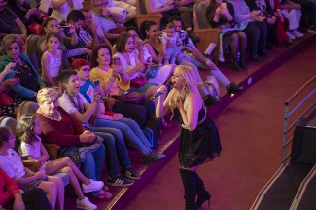 La Húngara reina por tangos y rumbas ante un público entregado a sus canciones