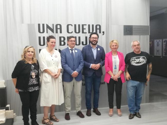 El Museo de Almería acoge la exposición “Una cueva, un brujo y un letrero”